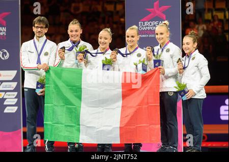 München, Olympiahalle München, Europameisterschaft München 2022: Kunstturnen - Mannschaftsfinale der Frauen, Team, Italien. 13.. August 2022. Mit Martina Maggio, Asia D Amato, Alice D Amato, Angela Andreoli, Giorgia Villa während der Siegerehrung (Sven Beyrich/SPP-JP) Quelle: SPP Sport Pressefoto. /Alamy Live News Stockfoto