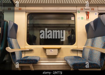 Ein Fensterplatz in einem Zug, der durch einen Tunnel fährt. Leere Plätze im Nachtzug Stockfoto