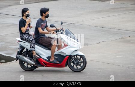 SAMUT PRAKAN, THAILAND, MAI 28 2022, fährt das Paar auf dem Motorrad auf der Straße. Stockfoto