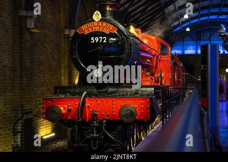 London, Großbritannien - 10. Juni 2022: Hogwarts Express auf Plattform 9 3-4, Harry Potter Studio, London Stockfoto