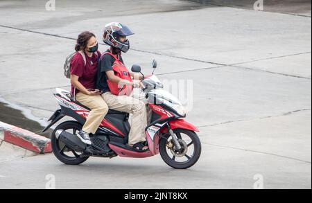 SAMUT PRAKAN, THAILAND, MAI 28 2022, fährt das Paar auf dem Motorrad auf der Straße. Stockfoto