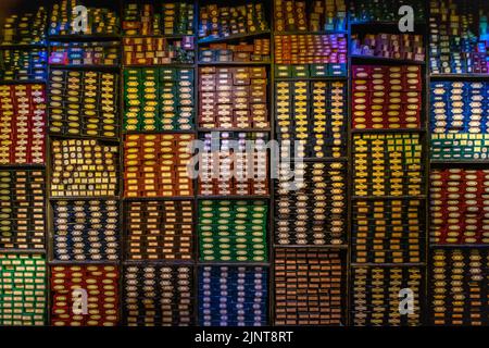 London, Großbritannien - 10. Juni 2022: Wall of Magic Wands – abstrakte Details in Ollivanders Zauberladen in der Diagon Alley, Warner Bros - Harry Potter Studio, London Stockfoto