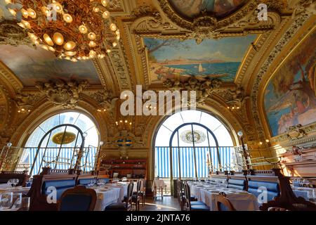 Le Train Bleu ist ein berühmtes Restaurant in der Halle des Bahnhofs Gare de Lyon in Paris. Stockfoto
