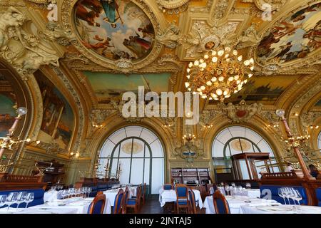 PARIS, FRANKREICH - 12. August 2022: Le Train Bleu ist ein berühmtes Restaurant in der Halle des Bahnhofs Gare de Lyon in Paris. Jede reich verzierte di Stockfoto