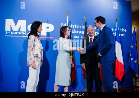 2. Konferenz zur Unterstützung der Republik Moldau. Von links nach rechts: Chrysoula Zacharopoulou, Staatssekretärin für Entwicklung, Frankophonie und internationale Partnerschaften bei der Ministerin für Europa und auswärtige Angelegenheiten der Französischen Republik, Annalena Baerbock (Allianz 90/die Grünen), Bundesaußenminister, Bogdan Lucian Aurescu, Minister für auswärtige Angelegenheiten Rumäniens, Und Marcel Spatari, Minister für Arbeit und soziale Sicherheit der Republik Moldau. Bukarest, 07/15/2022 Stockfoto