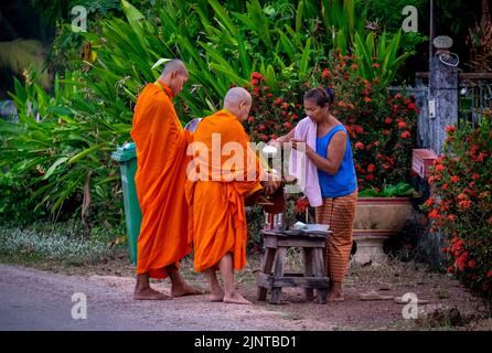 Mönche werden in Nakhon Nayok, Thailand, Morgenalmen gegeben. Stockfoto