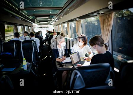 Kaiserslautern, Deutschland. 17.. Juli 2022. Deutschlandreise des Bundesaußenministers im Rahmen der nationalen Sicherheitsstrategie. Bundesaußenministerin Annalena Baerbock (Bündnis 90/die Grünen), fotografiert im Reisebus auf der Fahrt von Saarlouis nach Walldorf, zusammen mit Mitarbeitern des Auswärtigen Amts während eines Treffens. Kaiserslautern, 17. Juli 2022 Quelle: dpa/Alamy Live News Stockfoto