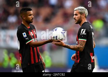 Mailand, Italien. 13. August 2022. Junior Messia und Theo Hernandez vom AC Mailand werden während des Fußballspiels der Serie A zwischen dem AC Mailand und Udinese Calcio gesehen. Kredit: Nicolò Campo/Alamy Live Nachrichten Stockfoto