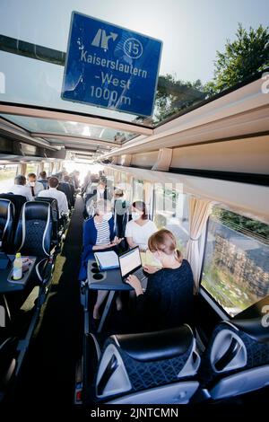 Kaiserslautern, Deutschland. 17.. Juli 2022. Deutschlandreise des Bundesaußenministers im Rahmen der nationalen Sicherheitsstrategie. Bundesaußenministerin Annalena Baerbock (Bündnis 90/die Grünen), fotografiert im Reisebus auf der Fahrt von Saarlouis nach Walldorf, zusammen mit Mitarbeitern des Auswärtigen Amts während eines Treffens. Kaiserslautern, 17. Juli 2022 Quelle: dpa/Alamy Live News Stockfoto