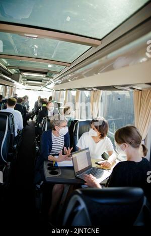 Kaiserslautern, Deutschland. 17.. Juli 2022. Deutschlandreise des Bundesaußenministers im Rahmen der nationalen Sicherheitsstrategie. Bundesaußenministerin Annalena Baerbock (Bündnis 90/die Grünen), fotografiert im Reisebus auf der Fahrt von Saarlouis nach Walldorf, zusammen mit Mitarbeitern des Auswärtigen Amts während eines Treffens. Kaiserslautern, 17. Juli 2022 Quelle: dpa/Alamy Live News Stockfoto