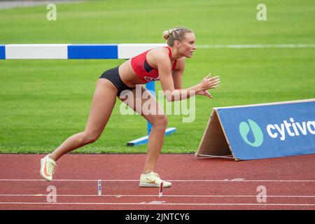 Die schwedische Dreifachspringerin Emelie Nyman Wänseth bereitet sich auf einen Sprung vor. Sie ist eine vielversprechende Athletin. Stockfoto