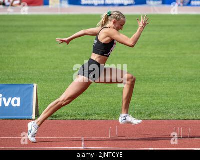 Die schwedische Langspringerin Maja Åskag läuft für einen Sprung. Sie ist eine vielversprechende Athletin, die auch im Dreisprung antritt. Stockfoto