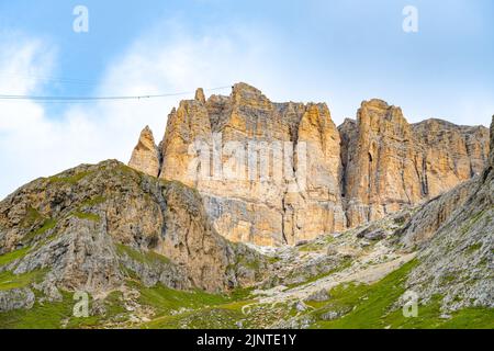 Sasso Pordoi Bergrücken und Seilbahn vom Passo Pordoi Stockfoto