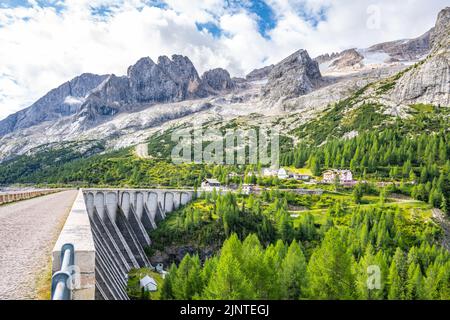 Damm von Lago di Fedaia und Marmolada Stockfoto