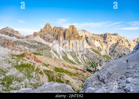 Panoramablick auf das Tavernanzetal in den Dolomiten Stockfoto