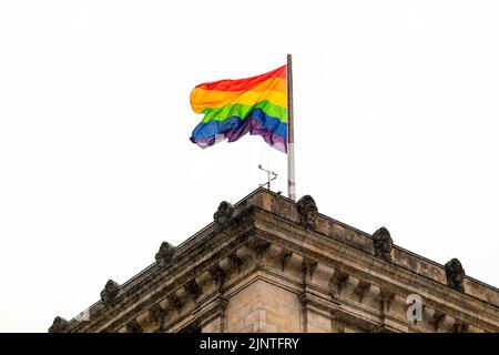 Berlin, Deutschland. 23.. Juli 2022. Die Regenbogenfahne ist auf dem Südwestturm des Reichstagsgebäudes in Berlin, Deutschland, am 23. Juli 2022 zu sehen. Kredit: dpa/Alamy Live Nachrichten Stockfoto