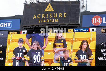 Pittsburgh, Usa. 13. August 2022. Die Fans nehmen vor dem Start des Vorsaison-Spiels Pittsburgh Steelers und Seattle Seahawks am Samstag, den 13. August 2022 in Pittsburgh Platz im kürzlich umbenannten Acrisure Stadium.Foto von Archie Karpenter/UPI Credit: UPI/Alamy Live News Stockfoto