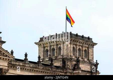 Berlin, Deutschland. 23.. Juli 2022. Die Regenbogenfahne ist auf dem Südwestturm des Reichstagsgebäudes in Berlin, Deutschland, am 23. Juli 2022 zu sehen. Kredit: dpa/Alamy Live Nachrichten Stockfoto