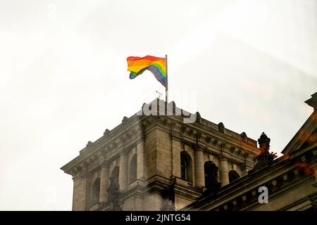 Berlin, Deutschland. 23.. Juli 2022. Die Regenbogenfahne ist auf dem Südwestturm des Reichstagsgebäudes in Berlin, Deutschland, am 23. Juli 2022 zu sehen. Kredit: dpa/Alamy Live Nachrichten Stockfoto