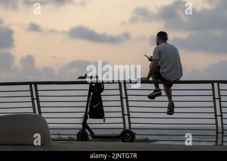 Tel Aviv, Israel. 10. August 2022. Ein Strandgänger genießt den Sommer in Tel Aviv. Tel Aviv, das sich an der Mittelmeerküste befindet, ist Israels kulturelles Zentrum und ein wichtiges Reiseziel, das Touristen aus der ganzen Welt anzieht. (Bild: © Ronen Tivony/SOPA Images via ZUMA Press Wire) Stockfoto