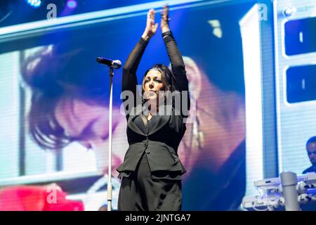 Belfast, Großbritannien. 13. August 2022. 13.. August 2022 die Human League spielte Feile an Phobail in Belfast. Die Bandmitglieder Phil Oakey, Susan Ann Sulley und Joanne Catherall sowie die Backing-Band Credit: Bonzo/Alamy Live News Stockfoto