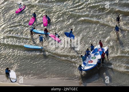 Tel Aviv, Israel. 10. August 2022. Surfer gesehen in Tel Aviv. Tel Aviv, das sich an der Mittelmeerküste befindet, ist Israels kulturelles Zentrum und ein wichtiges Reiseziel, das Touristen aus der ganzen Welt anzieht. (Bild: © Ronen Tivony/SOPA Images via ZUMA Press Wire) Stockfoto