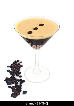 Espresso martini mit Kaffeebohnen auf weißem Hintergrund Stockfoto