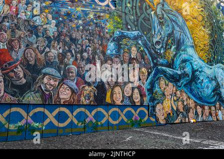 Edinburgh, Schottland, Großbritannien, 13.. August 2022. Neue Street Art von Chris Rutterford: Hortarbeiten an den Straßenarbeiten auf der North Bridge wurden mit großen Tafeln bedeckt, die der Künstler gemalt hat, um den Passanten mit der längeren Schließung für Brückenreparaturen etwas leichtes Relief zu bringen. Die Bilder zeigen echte Menschen, darunter den Künstler selbst (flache Kappe unten) Stockfoto