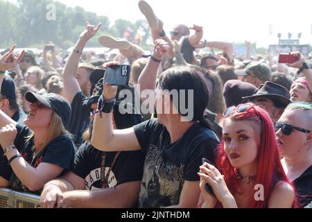 Catton Park, Großbritannien, 13Aug, 2022, Massen von Fans, die die Musik und die Atmosphäre beim Bloodstock Open Air Festival in der Hitze genießen. Kredit: Will Tudor/Alamy Live Nachrichten Stockfoto