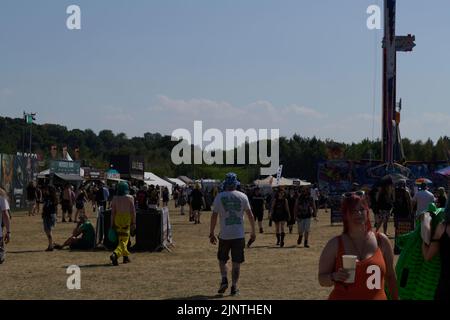 Catton Park, Großbritannien, 13Aug, 2022, Massen von Fans, die die Musik und die Atmosphäre beim Bloodstock Open Air Festival in der Hitze genießen. Kredit: Will Tudor/Alamy Live Nachrichten Stockfoto