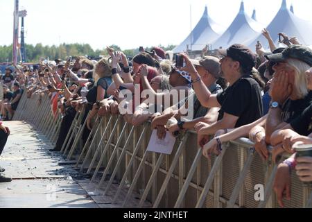 Catton Park, Großbritannien, 13Aug, 2022, Massen von Fans, die die Musik und die Atmosphäre beim Bloodstock Open Air Festival in der Hitze genießen. Kredit: Will Tudor/Alamy Live Nachrichten Stockfoto