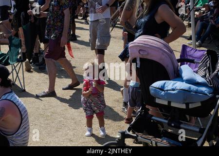 Catton Park, Großbritannien, 13Aug, 2022, Massen von Fans, die die Musik und die Atmosphäre beim Bloodstock Open Air Festival in der Hitze genießen. Kredit: Will Tudor/Alamy Live Nachrichten Stockfoto