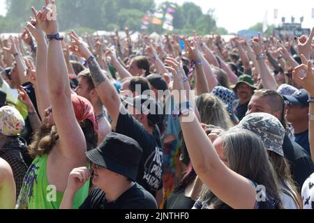 Catton Park, Großbritannien, 13Aug, 2022, Massen von Fans, die die Musik und die Atmosphäre beim Bloodstock Open Air Festival in der Hitze genießen. Kredit: Will Tudor/Alamy Live Nachrichten Stockfoto