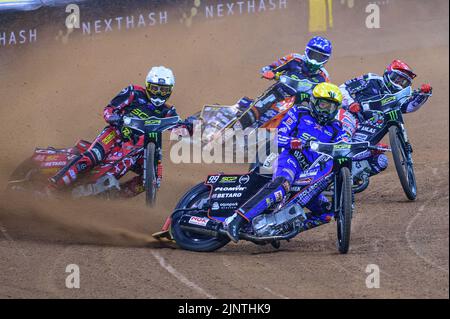 Der britische Dan Bewley (99) (Gelb) führt Fredrik Lindgren (66) (Rot), Max Fricke (46) (Weiß) und Mikkel Michelsen (155) (Blau) während des FIM Speedway Grand Prix von Großbritannien im Fürstentum Stadium, Cardiff am Samstag, den 13.. August 2022. (Kredit: Ian Charles | MI Nachrichten Kredit: MI Nachrichten & Sport /Alamy Live Nachrichten Stockfoto