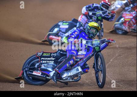 Der britische Dan Bewley (99) (Gelb) führt Fredrik Lindgren (66) (Rot) während des FIM Speedway Grand Prix von Großbritannien im Fürstentum Stadium, Cardiff am Samstag, den 13.. August 2022 an. (Kredit: Ian Charles | MI Nachrichten Kredit: MI Nachrichten & Sport /Alamy Live Nachrichten Stockfoto