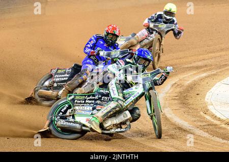 Halbfinale 1: Patryk Dudek (692) (Blau) führt Dan Bewley (99) (Rot) und Fredrik Lindgren (66) (Gelb) während des FIM Speedway Grand Prix von Großbritannien im Fürstentum Stadium, Cardiff am Samstag, den 13.. August 2022. (Kredit: Ian Charles | MI Nachrichten Kredit: MI Nachrichten & Sport /Alamy Live Nachrichten Stockfoto