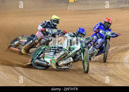 Halbfinale 1: Patryk Dudek (692) (Blau) führt Dan Bewley (99) (Rot) und Fredrik Lindgren (66) (Gelb) während des FIM Speedway Grand Prix von Großbritannien im Fürstentum Stadium, Cardiff am Samstag, den 13.. August 2022. (Kredit: Ian Charles | MI Nachrichten Kredit: MI Nachrichten & Sport /Alamy Live Nachrichten Stockfoto