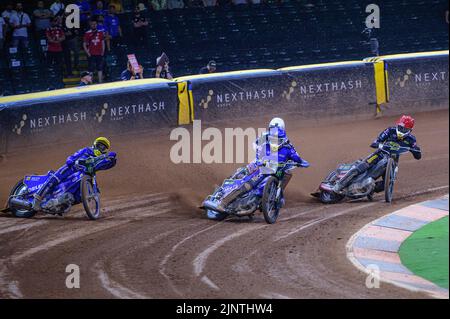 Robert Lambert (505) (Blau) führt Bartosz Zmarzlik (95) (Gelb), Maciej Janowski (71) (Rot) und Fredrik Lindgren (66) (Weiß) während des FIM Speedway Grand Prix von Großbritannien im Fürstentum Stadium, Cardiff am Samstag, den 13.. August 2022. (Kredit: Ian Charles | MI Nachrichten Kredit: MI Nachrichten & Sport /Alamy Live Nachrichten Stockfoto