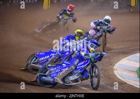 Robert Lambert (505) (Blau) führt Bartosz Zmarzlik (95) (Gelb), Maciej Janowski (71) (Rot) und Fredrik Lindgren (66) (Weiß) während des FIM Speedway Grand Prix von Großbritannien im Fürstentum Stadium, Cardiff am Samstag, den 13.. August 2022. (Kredit: Ian Charles | MI Nachrichten Kredit: MI Nachrichten & Sport /Alamy Live Nachrichten Stockfoto