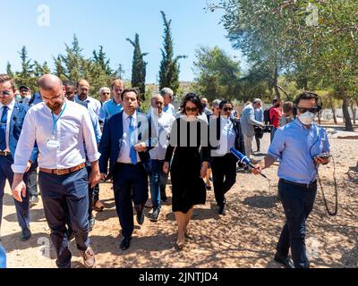 Athen, Griechenland. 28.. Juli 2022. Bundesaußenministerin Annalena Baerbock im Gespräch mit der griechischen Ministerin für Migration und Asyl, Panagiotis Witharachi, bei einem Besuch im Flüchtlingslager Schisto in Athen am 28. Juli 2022. Copyright: Leon Kuegeler/photothek.de Credit: dpa/Alamy Live News Stockfoto