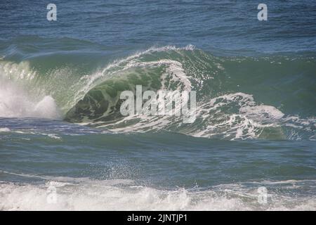 Welle bekannt als Shorebbreak auf Post Six am Coabababan Strand in Rio de Janeiro. Stockfoto