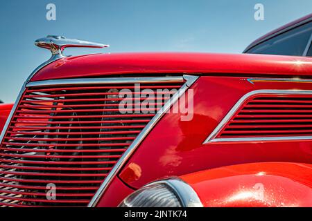 Libanon, TN - 13. Mai 2022: Seitenwinkel-Nahaufnahme einer 1937 Ford Model 78 Deluxe Coupé Haube Ornament auf einer lokalen Auto-Show. Stockfoto