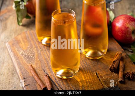 Apfelwein Mimosa für den Herbstbrunch, Cocktail-Idee für den Herbst Stockfoto