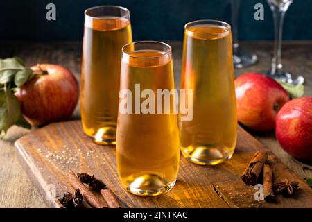 Apfelwein Mimosa für den Herbstbrunch, Cocktail-Idee für den Herbst Stockfoto