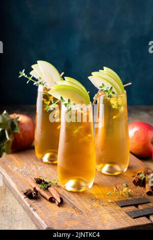 Apfelwein Mimosa für den Herbstbrunch, Cocktail-Idee für den Herbst Stockfoto