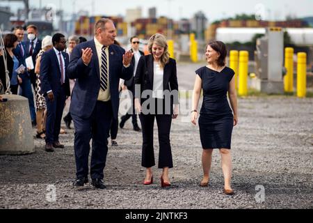 (RL) Annalena Baerbock, Staatssekretärin, und Melie Joly, Außenministerin von Kanada, abgebildet während einer gemeinsamen Tour durch den Hafen von Montreal Grain Terminal, angeführt von Daniel Dagenais, Vice President der Ports Company. Montréal, 08/03/2022. Stockfoto