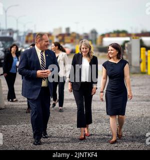 (RL) Annalena Baerbock, Staatssekretärin, und Melie Joly, Außenministerin von Kanada, abgebildet während einer gemeinsamen Tour durch den Hafen von Montreal Grain Terminal, angeführt von Daniel Dagenais, Vice President der Ports Company. Montréal, 08/03/2022. Stockfoto