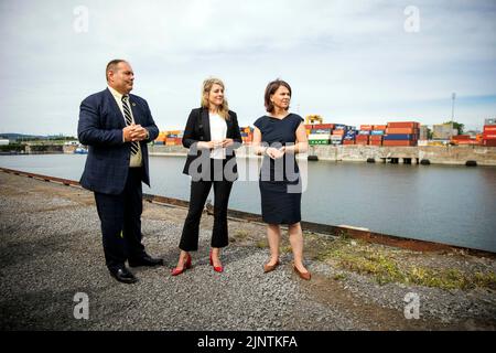 (RL) Annalena Baerbock, Staatssekretärin, und Melie Joly, Außenministerin von Kanada, abgebildet während einer gemeinsamen Tour durch den Hafen von Montreal Grain Terminal, angeführt von Daniel Dagenais, Vice President der Ports Company. Montréal, 08/03/2022. Stockfoto