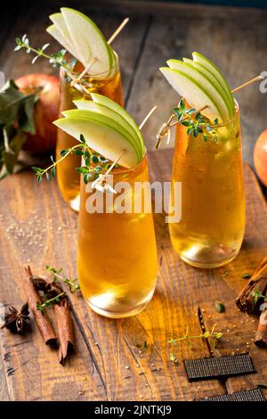 Apfelwein Mimosa für den Herbstbrunch, Cocktail-Idee für den Herbst Stockfoto