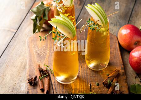 Apfelwein Mimosa für den Herbstbrunch, Cocktail-Idee für den Herbst Stockfoto